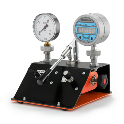 Comparison calibrating pneumatic device